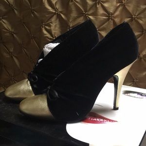 NIB, Beverly Feldman gold toe velvet bootie